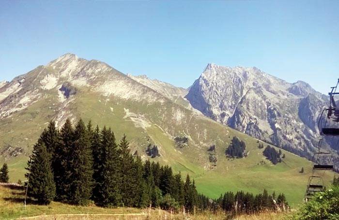 Paysage vue montagnes de Merdassier Manigod 4 chambres tout confort location chalet 10 personnes. décoration savoyarde ambiance bois