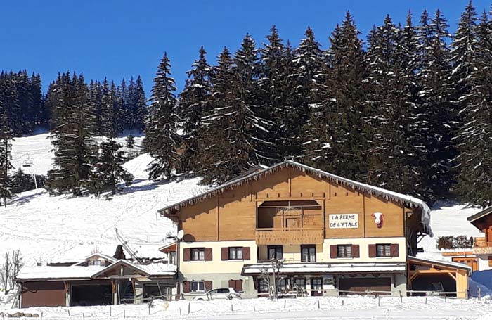 Vente de reblochon à la ferme Manigod Merdassier le meilleur reblochon de Haute Savoie la ferme de l'étale famille Josserand Thérèse et Henri