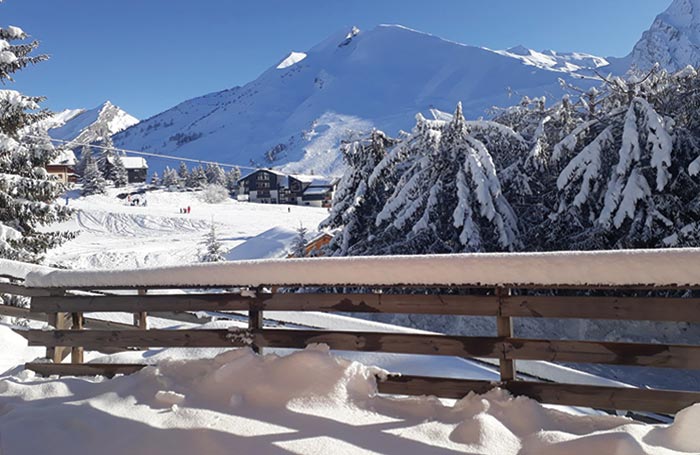terrasse chalet étoile des neiges Merdassier ameublement de salon style montagne