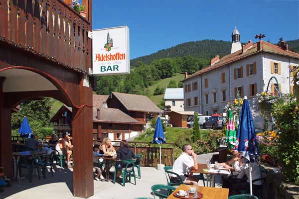 café sur la plage du village de Manigod