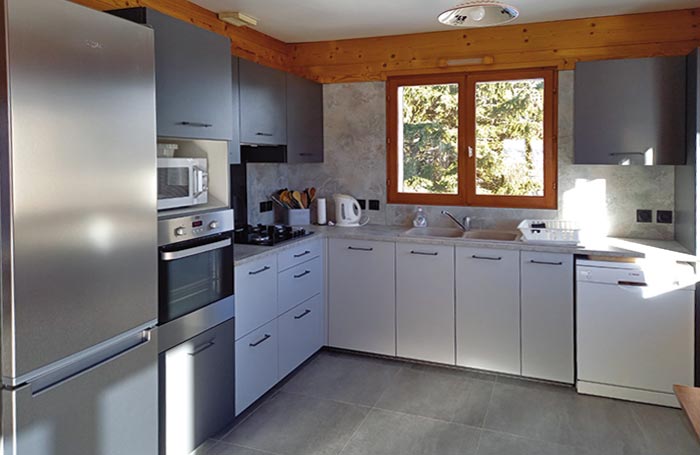 Cuisine américaine location chalet Merdassier entièrement équipée frigo four cuisinière