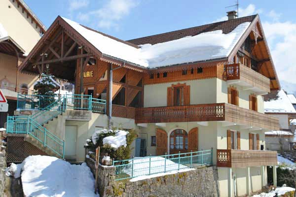 située au centre du village