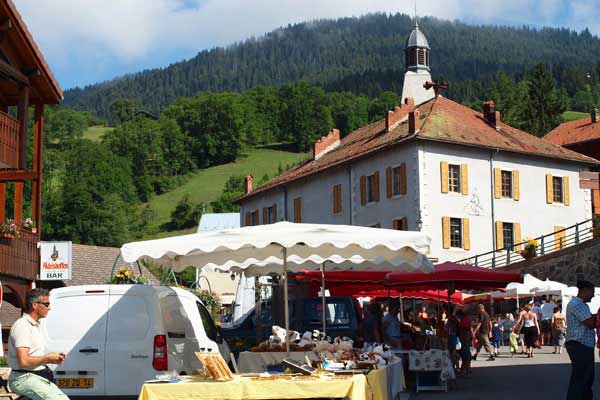 jour de marché de manigod le samedi matinen été
