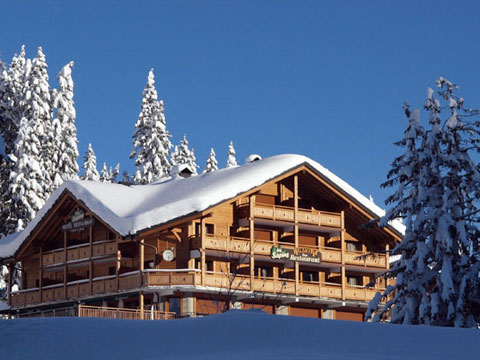 le restaurant est situé au col de la Croix Fry à 1500 m d'altitude, repas dansant, soirée savoyarde