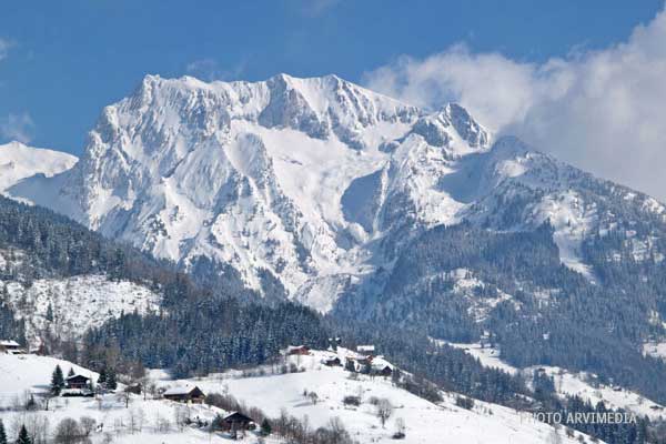 magnifique paysage de chalets et de montagnes